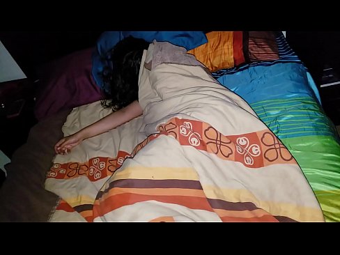❤️ Stiefsohn beschimpft seine junge Stiefmutter, während sie schläft. Porno bei uns ❤